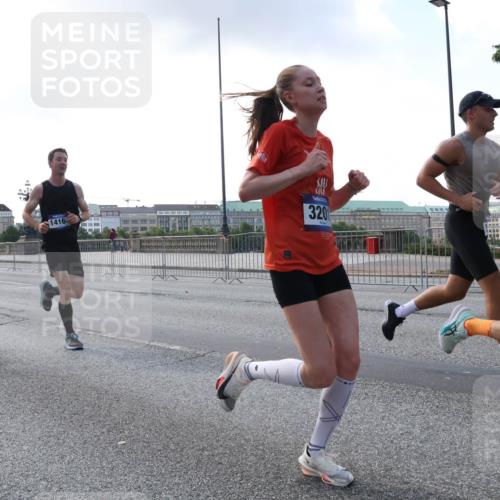 29.06.2025 - hella hamburg halbmarathon Lena Gebhardt http://msf.ph/oto/8270671 29.06.2025 09:44:53 Lombardsbrücke 6619, 1416, 320, 1065, 1827, 2021, 2879, 3075, 3201, 3845, 3968, 4678, 5269, 5367, 6619, 7349, 8473, 8731, 10106, 10156, 10486, 10848, 11169, 11877, 12287, 12337, 12369, 12900, 13779, 13838, 13956, 14140, 14164, 15268, 15576, 15583, 15880, 15883, 16118, 16377, 16508, 16713, 16736, 17258, 17354, 17428, 18567, 18699, 19114 meine-sportfotos.de