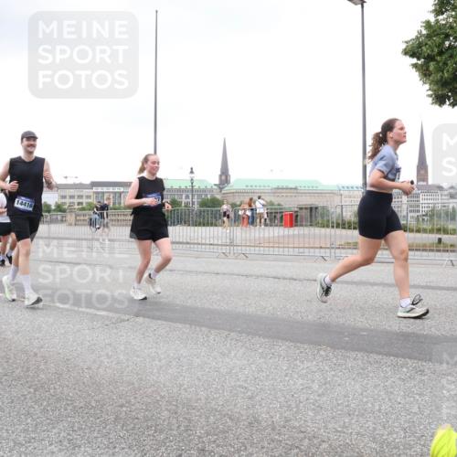 29.06.2025 - hella hamburg halbmarathon Lena Gebhardt http://msf.ph/oto/8270705 29.06.2025 10:54:20 Lombardsbrücke 3467, 14416, 1017, 1263, 1687, 1744, 1762, 1779, 1789, 1822, 1949, 2244, 2372, 2532, 2586, 2600, 2761, 2854, 3079, 3187, 3188, 3249, 3364, 3465, 3467, 3557, 3761, 3795, 3857, 4323, 4685, 4720, 4838, 4971, 5157, 5185, 5216, 5309, 5514, 5804, 5817, 5898, 5933, 5964, 5993, 6023, 6192, 6279, 6468, 6583, 6987, 6988, 7498, 7614, 7670, 7874, 7946, 7986, 8801, 8803, 8867, 8924, 9130, 9138, 9203, 9503, 9572, 10207, 11354, 11390, 11567, 11569, 11785, 12930 meine-sportfotos.de