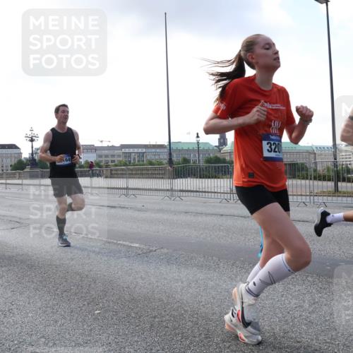 29.06.2025 - hella hamburg halbmarathon Lena Gebhardt http://msf.ph/oto/8270717 29.06.2025 09:44:53 Lombardsbrücke 6619, 320, 1065, 1827, 2021, 2879, 3075, 3201, 3845, 3968, 4678, 5269, 5367, 6619, 7349, 8473, 8731, 10106, 10156, 10486, 10848, 11169, 11877, 12287, 12337, 12369, 12900, 13779, 13838, 13956, 14140, 14164, 15268, 15576, 15583, 15880, 15883, 16118, 16377, 16508, 16713, 16736, 17258, 17354, 17428, 18567, 18699, 19114 meine-sportfotos.de