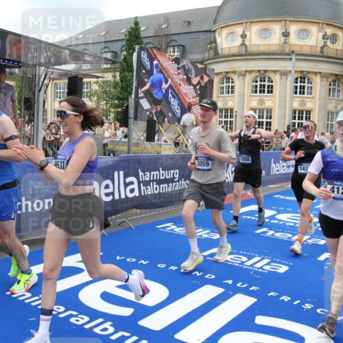 29.06.2025 - hella hamburg halbmarathon Michael Strokosch http://msf.ph/oto/8270763 29.06.2025 10:53:11 Ziel 2111, 2208, 3059, 3258, 4121, 7864, 8587, 9537, 14323, 16986, 19208 meine-sportfotos.de