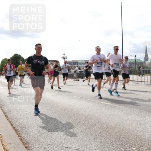 29.06.2025 - hella hamburg halbmarathon Lena Gebhardt http://msf.ph/oto/8270790 29.06.2025 10:19:59 Lombardsbrücke 17853, 713, 16240, 11036, 1110, 1115, 1145, 1154, 1534, 2064, 2357, 2405, 2441, 2918, 2995, 3278, 3446, 3678, 3842, 4108, 4110, 4170, 4539, 4562, 4570, 4585, 4614, 4737, 4739, 4979, 5035, 5123, 5251, 5397, 5556, 5659, 5811, 5812, 5849, 5878, 6444, 6796, 6797, 6872, 6874, 7137, 7248, 7249, 7519, 7739, 7744, 7808, 7836, 7917, 8146, 8387, 8427, 8462, 8738, 9196, 9735, 10349, 10540, 10550, 10594, 10595, 10622, 10701, 11028, 11036 meine-sportfotos.de