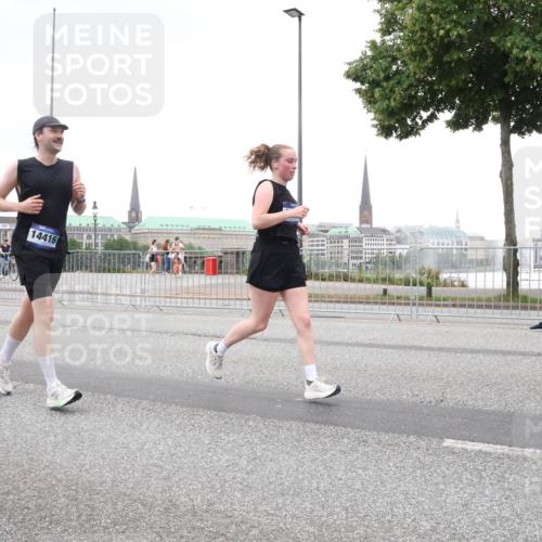 29.06.2025 - hella hamburg halbmarathon Lena Gebhardt http://msf.ph/oto/8270853 29.06.2025 10:54:20 Lombardsbrücke 16628, 14416, 1017, 1263, 1687, 1744, 1762, 1779, 1789, 1822, 1949, 2244, 2372, 2532, 2586, 2600, 2761, 2854, 3079, 3187, 3188, 3249, 3364, 3465, 3467, 3557, 3761, 3795, 3857, 4323, 4685, 4720, 4838, 4971, 5157, 5185, 5216, 5309, 5514, 5804, 5817, 5898, 5933, 5964, 5993, 6023, 6192, 6279, 6468, 6583, 6987, 6988, 7498, 7614, 7670, 7874, 7946, 7986, 8801, 8803, 8867, 8924, 9130, 9138, 9203, 9503, 9572, 10207, 11354, 11390, 11567, 11569, 11785, 12930 meine-sportfotos.de