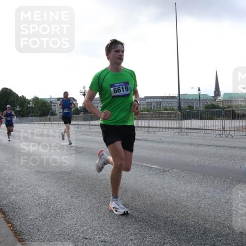 29.06.2025 - hella hamburg halbmarathon Lena Gebhardt http://msf.ph/oto/8270872 29.06.2025 09:44:54 Lombardsbrücke 5269, 6619, 1065, 1827, 2021, 2746, 2879, 3075, 3201, 3845, 3968, 4678, 5269, 5367, 6619, 7349, 8473, 8731, 10106, 10156, 10486, 10848, 11169, 11877, 12287, 12337, 12369, 12595, 12900, 13779, 13838, 13956, 14140, 14164, 15268, 15576, 15583, 15880, 15883, 16118, 16377, 16508, 16713, 16736, 16818, 17354, 17428, 18567, 18699, 19114 meine-sportfotos.de