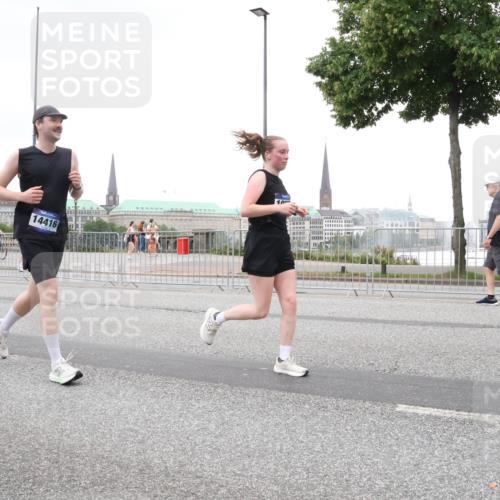 29.06.2025 - hella hamburg halbmarathon Lena Gebhardt http://msf.ph/oto/8270916 29.06.2025 10:54:20 Lombardsbrücke 628, 12, 14416, 10, 1017, 1263, 1687, 1744, 1762, 1779, 1789, 1822, 1949, 2244, 2372, 2532, 2586, 2600, 2761, 2854, 3079, 3187, 3188, 3249, 3364, 3465, 3467, 3557, 3761, 3795, 3857, 4323, 4685, 4720, 4838, 4971, 5157, 5185, 5216, 5309, 5514, 5804, 5817, 5898, 5933, 5964, 5993, 6023, 6192, 6279, 6468, 6583, 6987, 6988, 7498, 7614, 7670, 7874, 7946, 7986, 8801, 8803, 8867, 8924, 9130, 9138, 9203, 9503, 9572, 10207, 11354, 11390, 11567, 11569, 11785, 12930 meine-sportfotos.de