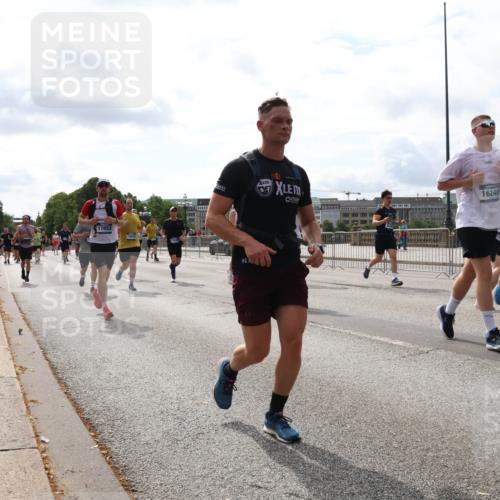 29.06.2025 - hella hamburg halbmarathon Lena Gebhardt http://msf.ph/oto/8271000 29.06.2025 10:19:59 Lombardsbrücke 17853, 16240, 1110, 1115, 1145, 1154, 1534, 2064, 2357, 2405, 2441, 2918, 2995, 3278, 3446, 3678, 3842, 4108, 4110, 4170, 4539, 4562, 4570, 4585, 4614, 4737, 4739, 4979, 5035, 5123, 5251, 5397, 5556, 5659, 5811, 5812, 5849, 5878, 6444, 6796, 6797, 6872, 6874, 7137, 7248, 7249, 7519, 7739, 7744, 7808, 7836, 7917, 8146, 8387, 8427, 8462, 8738, 9196, 9735, 10349, 10540, 10550, 10594, 10595, 10622, 10701, 11028, 11036 meine-sportfotos.de