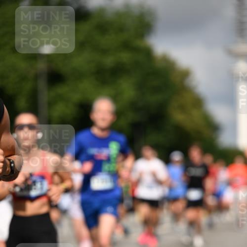 29.06.2025 - hella hamburg halbmarathon Dr. Thomas Lammeyer http://msf.ph/oto/8271032 29.06.2025 09:52:41 Kennedybrücke 1600, 1603, 2044, 2707, 2745, 2797, 2849, 2980, 3014, 5050, 5124, 6037, 6047, 6771, 7109, 7310, 7981, 9640, 9686, 10369, 10451, 11106, 11177, 11423 meine-sportfotos.de
