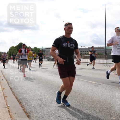 29.06.2025 - hella hamburg halbmarathon Lena Gebhardt http://msf.ph/oto/8271051 29.06.2025 10:19:59 Lombardsbrücke 17853, 16240, 1110, 1115, 1145, 1154, 1534, 2064, 2357, 2405, 2441, 2918, 2995, 3278, 3446, 3678, 3842, 4108, 4110, 4170, 4539, 4562, 4570, 4585, 4614, 4737, 4739, 4979, 5035, 5123, 5251, 5397, 5556, 5659, 5811, 5812, 5849, 5878, 6444, 6796, 6797, 6872, 6874, 7137, 7248, 7249, 7519, 7739, 7744, 7808, 7836, 7917, 8146, 8387, 8427, 8462, 8738, 9196, 9735, 10349, 10540, 10550, 10594, 10595, 10622, 10701, 11028, 11036 meine-sportfotos.de