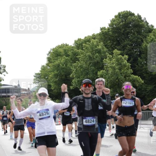 29.06.2025 - hella hamburg halbmarathon Jannik Wohlers http://msf.ph/oto/8271063 29.06.2025 10:33:53 Lombardsbrücke 1672, 2265, 2412, 2464, 2496, 2510, 2511, 2801, 2933, 3145, 3829, 3848, 4824, 4826, 5609, 6105, 6571, 6574, 7324, 7329, 8349, 8965, 9379, 10360, 10564, 11432, 11668, 11872, 12165, 12896, 13437, 13747, 13957, 14047, 14058, 14854, 14855, 14918, 14919, 15793, 15983, 16115, 16578, 16919, 17105, 17230, 17650, 17789, 18044, 18941 meine-sportfotos.de