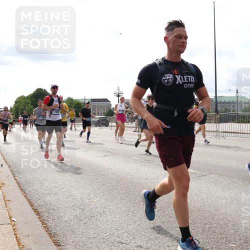 29.06.2025 - hella hamburg halbmarathon Lena Gebhardt http://msf.ph/oto/8271082 29.06.2025 10:19:59 Lombardsbrücke 17853, 1624, 1110, 1115, 1145, 1154, 1534, 2064, 2357, 2405, 2441, 2918, 2995, 3278, 3446, 3678, 3842, 4108, 4110, 4170, 4539, 4562, 4570, 4585, 4614, 4737, 4739, 4979, 5035, 5123, 5251, 5397, 5556, 5659, 5811, 5812, 5849, 5878, 6444, 6796, 6797, 6872, 6874, 7137, 7248, 7249, 7519, 7739, 7744, 7808, 7836, 7917, 8146, 8387, 8427, 8462, 8738, 9196, 9735, 10349, 10540, 10550, 10594, 10595, 10622, 10701, 11028, 11036 meine-sportfotos.de