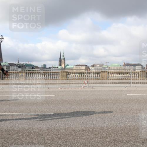 29.06.2025 - hella hamburg halbmarathon Lena Gebhardt http://msf.ph/oto/8271090 29.06.2025 09:04:52 Lombardsbrücke  meine-sportfotos.de
