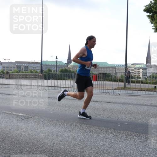 29.06.2025 - hella hamburg halbmarathon Lena Gebhardt http://msf.ph/oto/8271112 29.06.2025 09:44:56 Lombardsbrücke 1065, 1827, 2021, 2746, 3075, 3201, 3845, 3968, 4678, 5269, 5367, 6619, 6781, 7349, 8473, 8731, 10156, 10486, 10848, 11169, 11877, 12287, 12337, 12369, 12595, 12900, 13779, 13838, 13956, 14140, 14164, 15268, 15576, 15583, 15880, 15883, 16377, 16508, 16713, 16736, 16818, 17354, 17428, 18567, 18699, 19114 meine-sportfotos.de