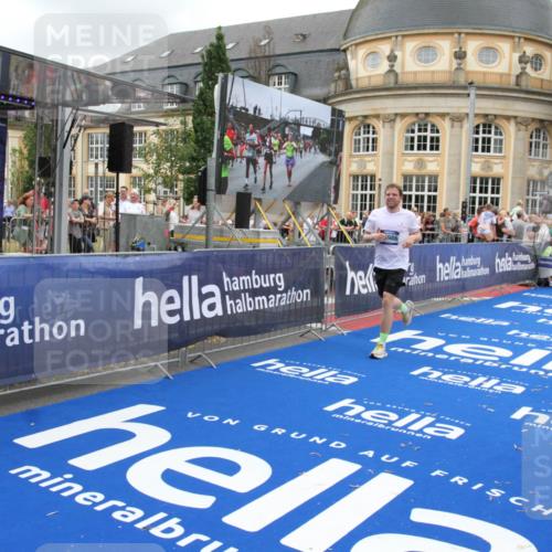 29.06.2025 - hella hamburg halbmarathon Michael Strokosch http://msf.ph/oto/8271144 29.06.2025 10:53:16 Ziel 2111, 7383, 8273, 8361, 9142, 12875, 15179, 16929, 16986 meine-sportfotos.de