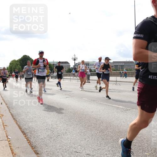 29.06.2025 - hella hamburg halbmarathon Lena Gebhardt http://msf.ph/oto/8271156 29.06.2025 10:20:00 Lombardsbrücke 17853, 17123, 13002, 1110, 1115, 1145, 1154, 1534, 2064, 2357, 2405, 2441, 2918, 3278, 3434, 3446, 3678, 3842, 4108, 4110, 4170, 4539, 4562, 4570, 4585, 4614, 4737, 4739, 4979, 5035, 5123, 5251, 5397, 5556, 5659, 5811, 5812, 5849, 5878, 6444, 6796, 6797, 6872, 6874, 7101, 7137, 7248, 7249, 7519, 7739, 7744, 7808, 7836, 7917, 8146, 8387, 8427, 8462, 8738, 9136, 9196, 9735, 10349, 10414, 10540, 10550, 10594, 10595, 10622, 10701, 10754, 11028, 11036 meine-sportfotos.de
