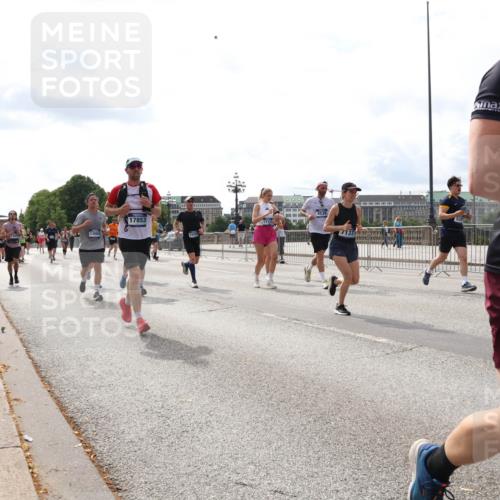 29.06.2025 - hella hamburg halbmarathon Lena Gebhardt http://msf.ph/oto/8271178 29.06.2025 10:20:00 Lombardsbrücke 4539, 539, 17853, 1110, 1115, 1145, 1154, 1534, 2064, 2357, 2405, 2441, 2918, 3278, 3434, 3446, 3678, 3842, 4108, 4110, 4170, 4539, 4562, 4570, 4585, 4614, 4737, 4739, 4979, 5035, 5123, 5251, 5397, 5556, 5659, 5811, 5812, 5849, 5878, 6444, 6796, 6797, 6872, 6874, 7101, 7137, 7248, 7249, 7519, 7739, 7744, 7808, 7836, 7917, 8146, 8387, 8427, 8462, 8738, 9136, 9196, 9735, 10349, 10414, 10540, 10550, 10594, 10595, 10622, 10701, 10754, 11028, 11036 meine-sportfotos.de