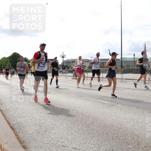 29.06.2025 - hella hamburg halbmarathon Lena Gebhardt http://msf.ph/oto/8271197 29.06.2025 10:20:00 Lombardsbrücke 17853, 1110, 1115, 1145, 1154, 1534, 2064, 2357, 2405, 2441, 2918, 3278, 3434, 3446, 3678, 3842, 4108, 4110, 4170, 4539, 4562, 4570, 4585, 4614, 4737, 4739, 4979, 5035, 5123, 5251, 5397, 5556, 5659, 5811, 5812, 5849, 5878, 6444, 6796, 6797, 6872, 6874, 7101, 7137, 7248, 7249, 7519, 7739, 7744, 7808, 7836, 7917, 8146, 8387, 8427, 8462, 8738, 9136, 9196, 9735, 10349, 10414, 10540, 10550, 10594, 10595, 10622, 10701, 10754, 11028, 11036 meine-sportfotos.de