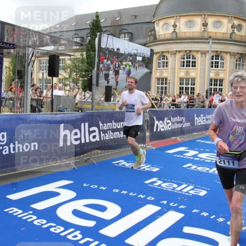 29.06.2025 - hella hamburg halbmarathon Michael Strokosch http://msf.ph/oto/8271232 29.06.2025 10:53:16 Ziel 2111, 7383, 8273, 8361, 9142, 12875, 15179, 16929, 16986 meine-sportfotos.de