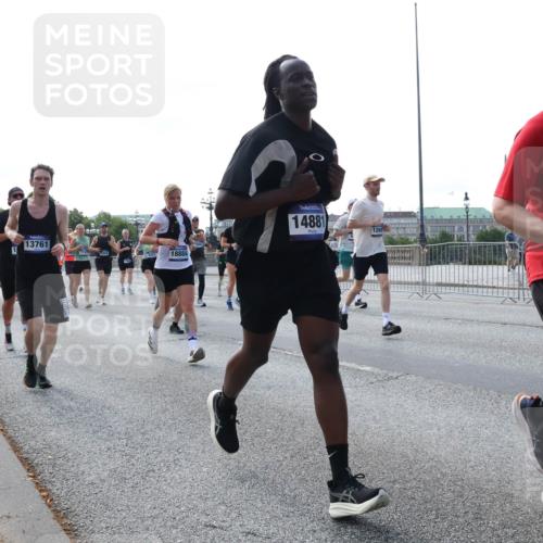 29.06.2025 - hella hamburg halbmarathon Lena Gebhardt http://msf.ph/oto/8271304 29.06.2025 09:57:30 Lombardsbrücke 13761, 1, 2252, 18884, 14881, 1260, 1030, 1086, 1094, 1193, 1327, 1381, 1422, 1442, 1537, 1657, 2025, 2119, 2252, 2444, 2488, 2595, 2814, 2839, 2855, 2869, 2946, 3048, 3093, 3096, 3103, 3698, 3999, 4261, 4299, 4379, 4558, 4726, 4986, 5013, 5018, 5021, 5024, 5032, 5319, 5633, 5744, 5820, 5907, 6125, 6374, 6585, 6720, 6762, 6795, 6942, 7134, 7177, 7221, 7259, 7397, 7594, 7742, 7918, 7930, 7932, 7973, 8313, 8651, 8930, 9060, 9316, 10191 meine-sportfotos.de