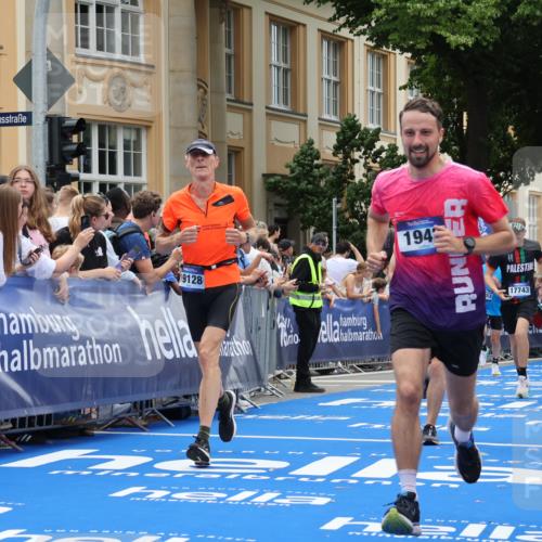 29.06.2025 - hella hamburg halbmarathon Strokosch-Dieckow http://msf.ph/oto/8271308 29.06.2025 10:46:43 Ziel 1920, 1942, 3976, 6630, 9051, 11858, 13554, 13940, 14541, 15026, 15714, 15900, 16175, 17353, 17492, 17669, 17743, 17865, 17892, 18297, 19128 meine-sportfotos.de