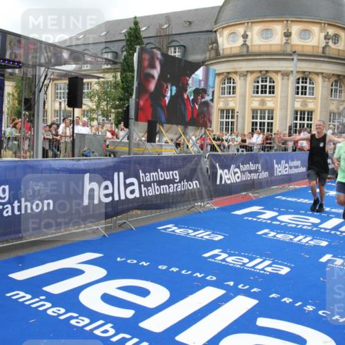 29.06.2025 - hella hamburg halbmarathon Michael Strokosch http://msf.ph/oto/8271330 29.06.2025 10:53:17 Ziel 2074, 2111, 7312, 7383, 8273, 8361, 9142, 12875, 15179, 16929, 16986 meine-sportfotos.de