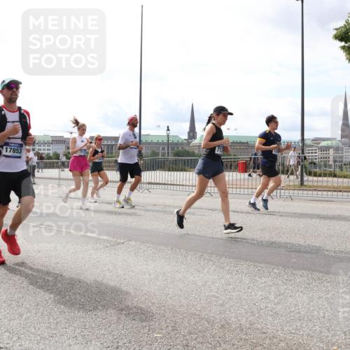 29.06.2025 - hella hamburg halbmarathon Lena Gebhardt http://msf.ph/oto/8271346 29.06.2025 10:20:01 Lombardsbrücke 13002, 17853, 17123, 1110, 1115, 1145, 1154, 1534, 2064, 2357, 2405, 2441, 2918, 3278, 3434, 3446, 3678, 3842, 4108, 4110, 4170, 4539, 4562, 4570, 4585, 4614, 4737, 4739, 4979, 5123, 5251, 5397, 5556, 5659, 5811, 5812, 5849, 5878, 5937, 6444, 6796, 6797, 6872, 6874, 7101, 7137, 7248, 7249, 7519, 7739, 7744, 7808, 7836, 7917, 8146, 8387, 8427, 8462, 8738, 9136, 9196, 9735, 10349, 10414, 10540, 10550, 10594, 10595, 10622, 10701, 10754, 11028, 11036 meine-sportfotos.de