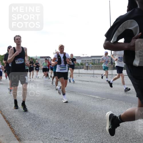 29.06.2025 - hella hamburg halbmarathon Lena Gebhardt http://msf.ph/oto/8271347 29.06.2025 09:57:30 Lombardsbrücke 13761, 1473, 3, 18884, 1260, 14881, 1030, 1086, 1094, 1193, 1327, 1381, 1422, 1442, 1537, 1657, 2025, 2119, 2252, 2444, 2488, 2595, 2814, 2839, 2855, 2869, 2946, 3048, 3093, 3096, 3103, 3698, 3999, 4261, 4299, 4379, 4558, 4726, 4986, 5013, 5018, 5021, 5024, 5032, 5319, 5633, 5744, 5820, 5907, 6125, 6374, 6585, 6720, 6762, 6795, 6942, 7134, 7177, 7221, 7259, 7397, 7594, 7742, 7918, 7930, 7932, 7973, 8313, 8651, 8930, 9060, 9316, 10191 meine-sportfotos.de