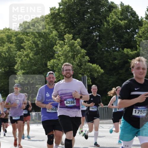 29.06.2025 - hella hamburg halbmarathon Jannik Wohlers http://msf.ph/oto/8271391 29.06.2025 10:01:30 Lombardsbrücke 1184, 1364, 1464, 1729, 1881, 1940, 2806, 4286, 4328, 5602, 5603, 5742, 6327, 6438, 6595, 7189, 9230, 9741, 10177, 10882, 11771, 11808, 12564, 12734, 12736, 12781, 14026, 14175, 14176, 14471, 14660, 14677, 16420, 16424, 16426, 16540, 16770, 17017, 17136, 17503, 17670, 17810, 17951, 17952, 18855, 19159 meine-sportfotos.de