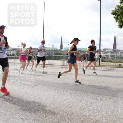 29.06.2025 - hella hamburg halbmarathon Lena Gebhardt http://msf.ph/oto/8271412 29.06.2025 10:20:01 Lombardsbrücke 10622, 17853, 17123, 1110, 1115, 1145, 1154, 1534, 2064, 2357, 2405, 2441, 2918, 3278, 3434, 3446, 3678, 3842, 4108, 4110, 4170, 4539, 4562, 4570, 4585, 4614, 4737, 4739, 4979, 5123, 5251, 5397, 5556, 5659, 5811, 5812, 5849, 5878, 5937, 6444, 6796, 6797, 6872, 6874, 7101, 7137, 7248, 7249, 7519, 7739, 7744, 7808, 7836, 7917, 8146, 8387, 8427, 8462, 8738, 9136, 9196, 9735, 10349, 10414, 10540, 10550, 10594, 10595, 10622, 10701, 10754, 11028, 11036 meine-sportfotos.de