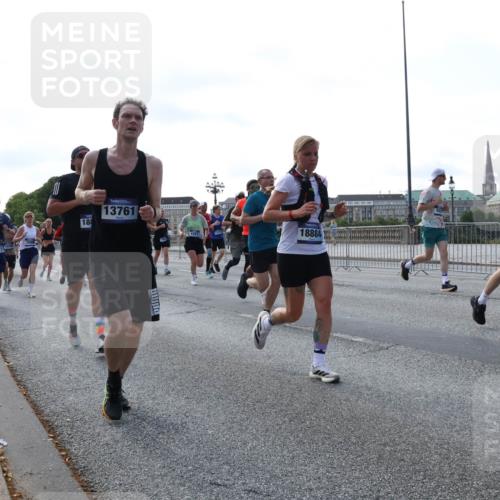 29.06.2025 - hella hamburg halbmarathon Lena Gebhardt http://msf.ph/oto/8271420 29.06.2025 09:57:31 Lombardsbrücke 1473, 13761, 4261, 18884, 1260, 1030, 1086, 1094, 1193, 1327, 1381, 1422, 1442, 1537, 1563, 1657, 2025, 2119, 2252, 2444, 2488, 2595, 2814, 2839, 2855, 2869, 2946, 3048, 3093, 3096, 3103, 3698, 3999, 4261, 4299, 4379, 4558, 4726, 4986, 5013, 5018, 5021, 5024, 5032, 5319, 5633, 5744, 5820, 5907, 6125, 6374, 6585, 6720, 6762, 6795, 6942, 7134, 7177, 7221, 7259, 7397, 7594, 7742, 7918, 7930, 7932, 7973, 8313, 8651, 8930, 9060, 9316, 10191 meine-sportfotos.de