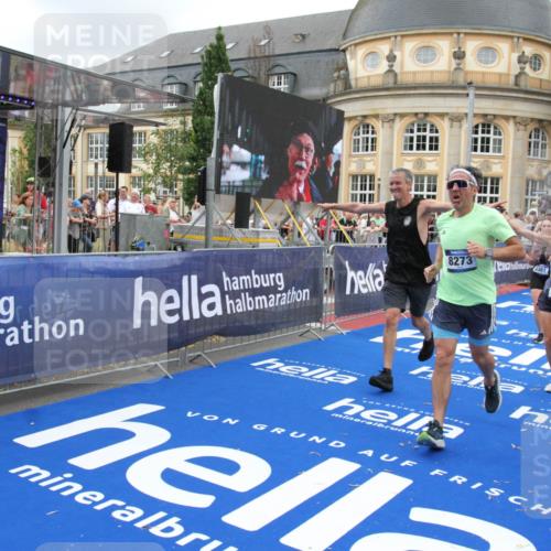 29.06.2025 - hella hamburg halbmarathon Michael Strokosch http://msf.ph/oto/8271437 29.06.2025 10:53:18 Ziel 2074, 2111, 7312, 7383, 8273, 8361, 9142, 12875, 15179, 15681, 16929, 16986, 18901 meine-sportfotos.de