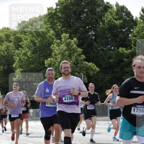 29.06.2025 - hella hamburg halbmarathon Jannik Wohlers http://msf.ph/oto/8271444 29.06.2025 10:01:30 Lombardsbrücke 1184, 1364, 1464, 1729, 1881, 1940, 2806, 4286, 4328, 5602, 5603, 5742, 6327, 6438, 6595, 7189, 9230, 9741, 10177, 10882, 11771, 11808, 12564, 12734, 12736, 12781, 14026, 14175, 14176, 14471, 14660, 14677, 16420, 16424, 16426, 16540, 16770, 17017, 17136, 17503, 17670, 17810, 17951, 17952, 18855, 19159 meine-sportfotos.de