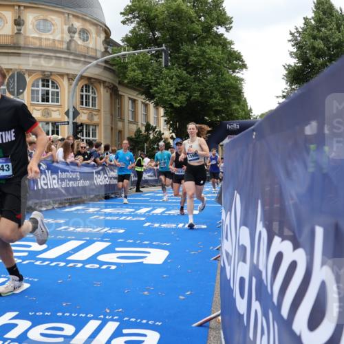 29.06.2025 - hella hamburg halbmarathon Strokosch-Dieckow http://msf.ph/oto/8271559 29.06.2025 10:46:46 Ziel 1942, 3976, 4091, 6630, 11858, 13940, 14541, 15900, 16175, 17172, 17353, 17492, 17669, 17743, 17865, 17892, 19105, 19128 meine-sportfotos.de