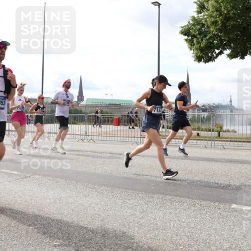 29.06.2025 - hella hamburg halbmarathon Lena Gebhardt http://msf.ph/oto/8271616 29.06.2025 10:20:01 Lombardsbrücke 155, 17853, 17123, 7137, 1110, 1115, 1145, 1154, 1534, 2064, 2357, 2405, 2441, 2918, 3278, 3434, 3446, 3678, 3842, 4108, 4110, 4170, 4539, 4562, 4570, 4585, 4614, 4737, 4739, 4979, 5123, 5251, 5397, 5556, 5659, 5811, 5812, 5849, 5878, 5937, 6444, 6796, 6797, 6872, 6874, 7101, 7137, 7248, 7249, 7519, 7739, 7744, 7808, 7836, 7917, 8146, 8387, 8427, 8462, 8738, 9136, 9196, 9735, 10349, 10414, 10540, 10550, 10594, 10595, 10622, 10701, 10754, 11028, 11036 meine-sportfotos.de