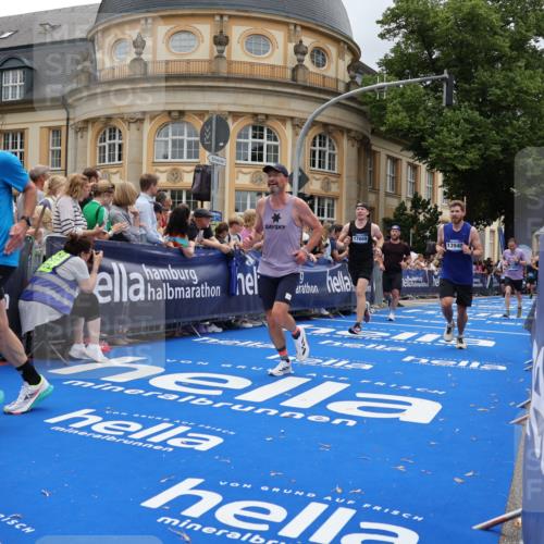 29.06.2025 - hella hamburg halbmarathon Strokosch-Dieckow http://msf.ph/oto/8271688 29.06.2025 10:46:49 Ziel 1139, 3976, 4091, 6630, 11858, 13940, 14385, 14541, 15900, 17172, 17353, 17492, 17669, 17743, 17892, 19105, 19128 meine-sportfotos.de