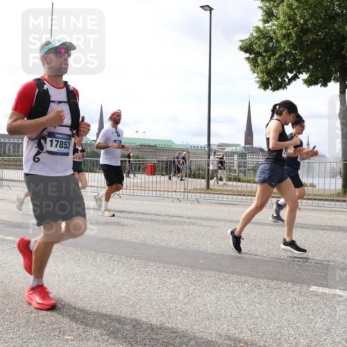 29.06.2025 - hella hamburg halbmarathon Lena Gebhardt http://msf.ph/oto/8271758 29.06.2025 10:20:01 Lombardsbrücke 22, 15529, 17853, 1110, 1115, 1145, 1154, 1534, 2064, 2357, 2405, 2441, 2918, 3278, 3434, 3446, 3678, 3842, 4108, 4110, 4170, 4539, 4562, 4570, 4585, 4614, 4737, 4739, 4979, 5123, 5251, 5397, 5556, 5659, 5811, 5812, 5849, 5878, 5937, 6444, 6796, 6797, 6872, 6874, 7101, 7137, 7248, 7249, 7519, 7739, 7744, 7808, 7836, 7917, 8146, 8387, 8427, 8462, 8738, 9136, 9196, 9735, 10349, 10414, 10540, 10550, 10594, 10595, 10622, 10701, 10754, 11028, 11036 meine-sportfotos.de