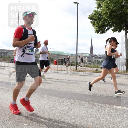 29.06.2025 - hella hamburg halbmarathon Lena Gebhardt http://msf.ph/oto/8271879 29.06.2025 10:20:02 Lombardsbrücke 0622, 15529, 17853, 1110, 1115, 1145, 1154, 1534, 2064, 2357, 2405, 2441, 2918, 3278, 3434, 3446, 3678, 3842, 4108, 4110, 4170, 4539, 4562, 4570, 4585, 4614, 4737, 4739, 4979, 5251, 5397, 5556, 5659, 5811, 5812, 5849, 5878, 5937, 6444, 6796, 6797, 6872, 6874, 7101, 7137, 7248, 7249, 7519, 7739, 7744, 7808, 7836, 7917, 8146, 8387, 8427, 8462, 8738, 9136, 9196, 9735, 10349, 10414, 10540, 10550, 10594, 10595, 10622, 10701, 10754, 11028, 11036 meine-sportfotos.de