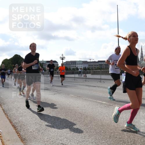 29.06.2025 - hella hamburg halbmarathon Lena Gebhardt http://msf.ph/oto/8271927 29.06.2025 09:57:35 Lombardsbrücke 1193, 1030, 1086, 1094, 1193, 1327, 1422, 1442, 1563, 2025, 2119, 2252, 2444, 2448, 2488, 2595, 2814, 2855, 2946, 3048, 3058, 3093, 3096, 3103, 3698, 3999, 4261, 4299, 4379, 4558, 4726, 4986, 5013, 5018, 5021, 5024, 5032, 5305, 5633, 5744, 5820, 5907, 6125, 6355, 6356, 6374, 6569, 6585, 6720, 6762, 6776, 6795, 6942, 7134, 7177, 7221, 7259, 7397, 7478, 7594, 7742, 7918, 7930, 7932, 7952, 7973, 7976, 9316, 10191 meine-sportfotos.de