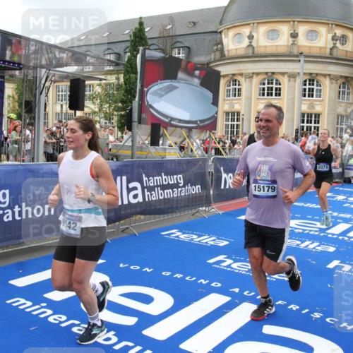 29.06.2025 - hella hamburg halbmarathon Michael Strokosch http://msf.ph/oto/8271933 29.06.2025 10:53:22 Ziel 1683, 1727, 2074, 2354, 4065, 7312, 8361, 8651, 9142, 11844, 12490, 12875, 15179, 15681, 15838, 18134, 18901 meine-sportfotos.de