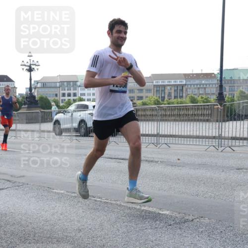 29.06.2025 - hella hamburg halbmarathon Lena Gebhardt http://msf.ph/oto/8271938 29.06.2025 09:45:00 Lombardsbrücke 19142, 1065, 1758, 1827, 2021, 2746, 3201, 3845, 3968, 4678, 5269, 5367, 6619, 6781, 7349, 8473, 8731, 9381, 10156, 10486, 10848, 11169, 12049, 12287, 12337, 12369, 12595, 12900, 13779, 13838, 13956, 14140, 14164, 14289, 15268, 15576, 15583, 15672, 15880, 15883, 16157, 16377, 16508, 16713, 16736, 16818, 17354, 17428, 18567, 18699, 19114 meine-sportfotos.de
