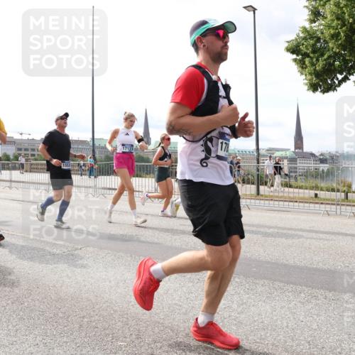 29.06.2025 - hella hamburg halbmarathon Lena Gebhardt http://msf.ph/oto/8271959 29.06.2025 10:20:02 Lombardsbrücke 13002, 10622, 1552, 17123, 178, 1110, 1115, 1145, 1154, 1534, 2064, 2357, 2405, 2441, 2918, 3278, 3434, 3446, 3678, 3842, 4108, 4110, 4170, 4539, 4562, 4570, 4585, 4614, 4737, 4739, 4979, 5251, 5397, 5556, 5659, 5811, 5812, 5849, 5878, 5937, 6444, 6796, 6797, 6872, 6874, 7101, 7137, 7248, 7249, 7519, 7739, 7744, 7808, 7836, 7917, 8146, 8387, 8427, 8462, 8738, 9136, 9196, 9735, 10349, 10414, 10540, 10550, 10594, 10595, 10622, 10701, 10754, 11028, 11036 meine-sportfotos.de