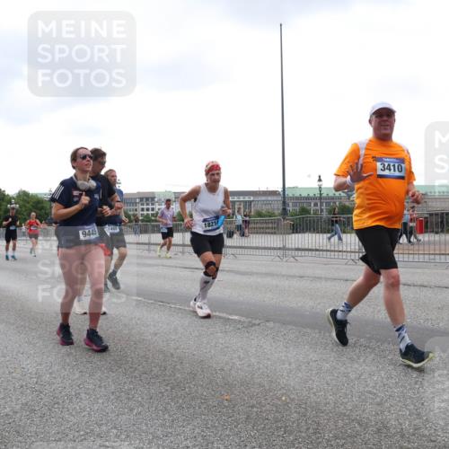 29.06.2025 - hella hamburg halbmarathon Lena Gebhardt http://msf.ph/oto/8272003 29.06.2025 10:46:21 Lombardsbrücke 1004, 1429, 1465, 1532, 1608, 1837, 1867, 1868, 2398, 2423, 2500, 2697, 2773, 2813, 2951, 2954, 3410, 3469, 4119, 4223, 4355, 4448, 4572, 4604, 5697, 5703, 5769, 5770, 5854, 5892, 6068, 6124, 6161, 6333, 6392, 7303, 7364, 7368, 7374, 7605, 7767, 7894, 7960, 7983, 8047, 8477, 8551, 8700, 9120, 9121, 9129, 9337, 9426, 9445, 9691, 10153, 10230, 11358, 11361, 11876, 11910, 12298, 12333, 12507, 12522, 13969, 14261, 15852, 16882 meine-sportfotos.de