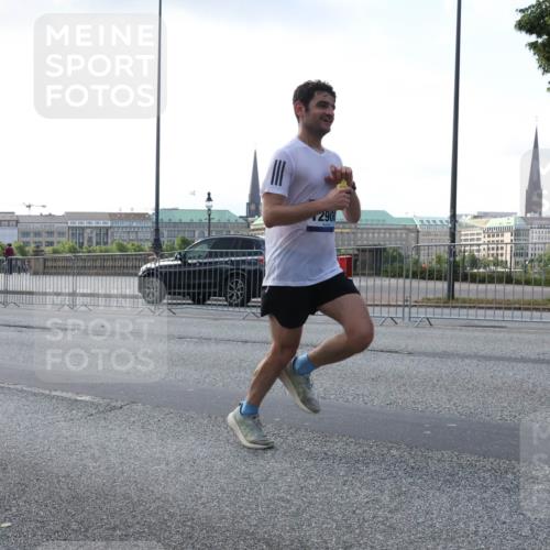 29.06.2025 - hella hamburg halbmarathon Lena Gebhardt http://msf.ph/oto/8272167 29.06.2025 09:45:01 Lombardsbrücke 290, 1065, 1758, 1827, 2021, 2746, 3201, 3845, 3968, 4678, 5269, 5367, 6619, 6781, 7349, 8473, 8731, 9381, 10156, 10486, 10848, 11169, 12049, 12287, 12337, 12369, 12595, 12900, 13838, 13956, 14140, 14164, 14289, 15268, 15576, 15583, 15672, 15880, 15883, 16157, 16377, 16508, 16713, 16736, 16818, 17354, 17428, 18567, 18699, 19114 meine-sportfotos.de