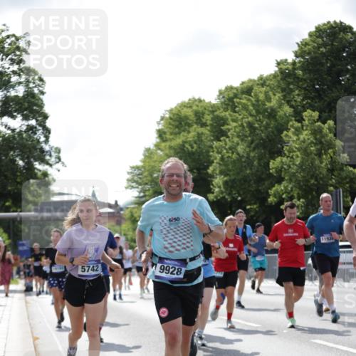 29.06.2025 - hella hamburg halbmarathon Jannik Wohlers http://msf.ph/oto/8272199 29.06.2025 10:01:42 Lombardsbrücke 1364, 1432, 1453, 2323, 3169, 4286, 4985, 5742, 6166, 6322, 6327, 6595, 7031, 7189, 7223, 7243, 9156, 9353, 9741, 9928, 10177, 11554, 11938, 12315, 12316, 12491, 12781, 12837, 14471, 14660, 14677, 15901, 16420, 16540, 16614, 16723, 16770, 17503, 17951, 17952, 18130, 19159, 19162, 19240 meine-sportfotos.de