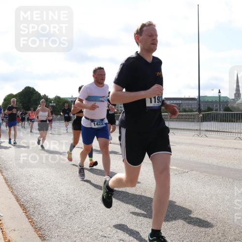 29.06.2025 - hella hamburg halbmarathon Lena Gebhardt http://msf.ph/oto/8272201 29.06.2025 09:57:36 Lombardsbrücke 1422, 1193, 1030, 1086, 1094, 1193, 1320, 1327, 1422, 1442, 1563, 1870, 2025, 2119, 2252, 2444, 2448, 2488, 2595, 2814, 2855, 2946, 3048, 3058, 3093, 3096, 3103, 3698, 3999, 4261, 4299, 4379, 4558, 4986, 5013, 5018, 5021, 5024, 5032, 5305, 5633, 5744, 5775, 5820, 5907, 6125, 6355, 6356, 6374, 6569, 6585, 6628, 6720, 6762, 6776, 6795, 6942, 7134, 7177, 7221, 7259, 7397, 7478, 7594, 7742, 7918, 7930, 7932, 7952, 7973, 7976, 9316, 10191 meine-sportfotos.de