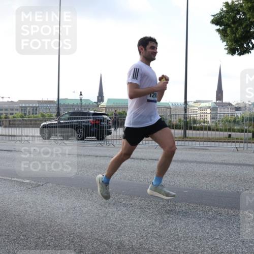 29.06.2025 - hella hamburg halbmarathon Lena Gebhardt http://msf.ph/oto/8272222 29.06.2025 09:45:01 Lombardsbrücke 1065, 1758, 1827, 2021, 2746, 3201, 3845, 3968, 4678, 5269, 5367, 6619, 6781, 7349, 8473, 8731, 9381, 10156, 10486, 10848, 11169, 12049, 12287, 12337, 12369, 12595, 12900, 13838, 13956, 14140, 14164, 14289, 15268, 15576, 15583, 15672, 15880, 15883, 16157, 16377, 16508, 16713, 16736, 16818, 17354, 17428, 18567, 18699, 19114 meine-sportfotos.de