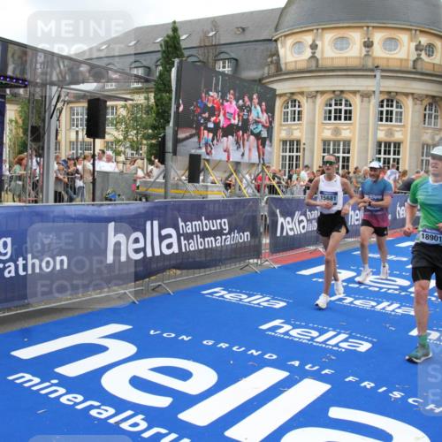 29.06.2025 - hella hamburg halbmarathon Michael Strokosch http://msf.ph/oto/8272254 29.06.2025 10:53:24 Ziel 1683, 1727, 2074, 2354, 4065, 6198, 6942, 7312, 8651, 9142, 11844, 12490, 13997, 15179, 15681, 15838, 18134, 18901 meine-sportfotos.de