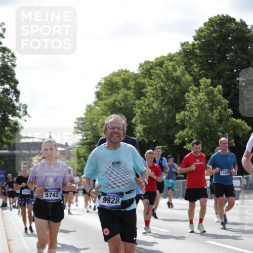 29.06.2025 - hella hamburg halbmarathon Jannik Wohlers http://msf.ph/oto/8272262 29.06.2025 10:01:42 Lombardsbrücke 1364, 1432, 1453, 2323, 3169, 4286, 4985, 5742, 6166, 6322, 6327, 6595, 7031, 7189, 7223, 7243, 9156, 9353, 9741, 9928, 10177, 11554, 11938, 12315, 12316, 12491, 12781, 12837, 14471, 14660, 14677, 15901, 16420, 16540, 16614, 16723, 16770, 17503, 17951, 17952, 18130, 19159, 19162, 19240 meine-sportfotos.de