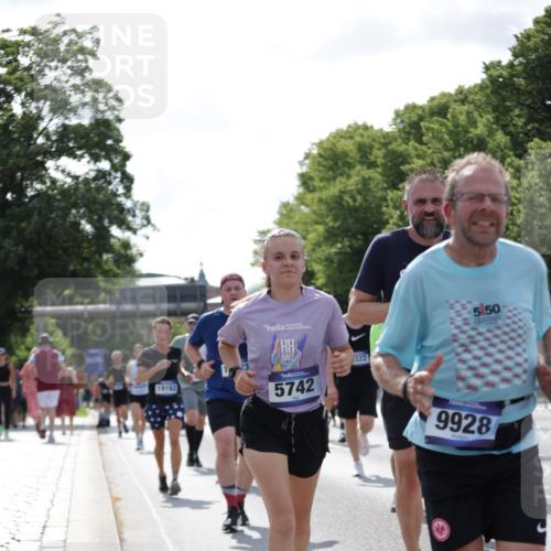 29.06.2025 - hella hamburg halbmarathon Jannik Wohlers http://msf.ph/oto/8272299 29.06.2025 10:01:43 Lombardsbrücke 1364, 1432, 1453, 2322, 2323, 3169, 4286, 4985, 5742, 6166, 6322, 6327, 6595, 7031, 7189, 7223, 7243, 9156, 9353, 9741, 9928, 10177, 11554, 11871, 11938, 12315, 12316, 12491, 12837, 14471, 14660, 14677, 15901, 16420, 16540, 16614, 16634, 16723, 16770, 17503, 17951, 17952, 18130, 19159, 19162, 19240 meine-sportfotos.de