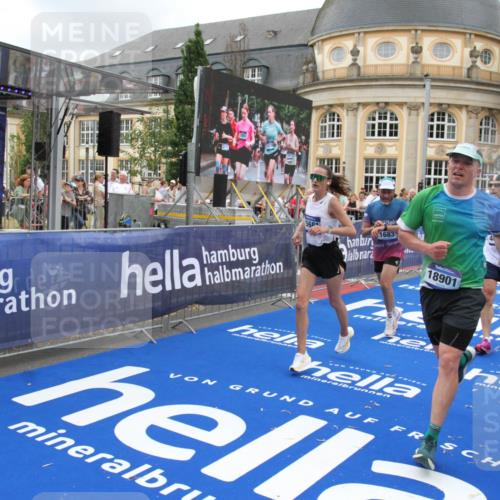 29.06.2025 - hella hamburg halbmarathon Michael Strokosch http://msf.ph/oto/8272318 29.06.2025 10:53:25 Ziel 1683, 1727, 2074, 2354, 4065, 6198, 6629, 6942, 7312, 8651, 11844, 12490, 13997, 15681, 15838, 18134, 18901 meine-sportfotos.de