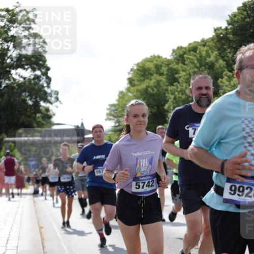 29.06.2025 - hella hamburg halbmarathon Jannik Wohlers http://msf.ph/oto/8272451 29.06.2025 10:01:43 Lombardsbrücke 1364, 1432, 1453, 2322, 2323, 3169, 4286, 4985, 5742, 6166, 6322, 6327, 6595, 7031, 7189, 7223, 7243, 9156, 9353, 9741, 9928, 10177, 11554, 11871, 11938, 12315, 12316, 12491, 12837, 14471, 14660, 14677, 15901, 16420, 16540, 16614, 16634, 16723, 16770, 17503, 17951, 17952, 18130, 19159, 19162, 19240 meine-sportfotos.de