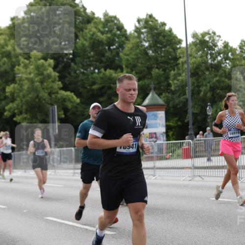 29.06.2025 - hella hamburg halbmarathon Jannik Wohlers http://msf.ph/oto/8272481 29.06.2025 10:34:01 Lombardsbrücke 1672, 2023, 2412, 2464, 2510, 2511, 2801, 3145, 4540, 4824, 4826, 5609, 6034, 6105, 6171, 6329, 6571, 6574, 7644, 8349, 8705, 8965, 9379, 10360, 10564, 11872, 13437, 13747, 13957, 14854, 14855, 14918, 15793, 16238, 16390, 16682, 16919, 17105, 17230, 17650, 18158, 18941 meine-sportfotos.de